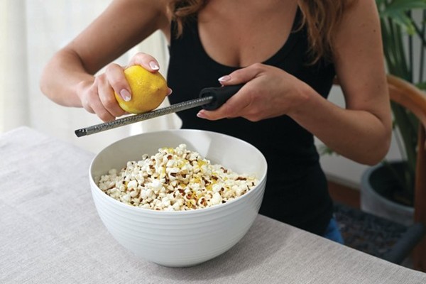 Lemon popcorn with a kick