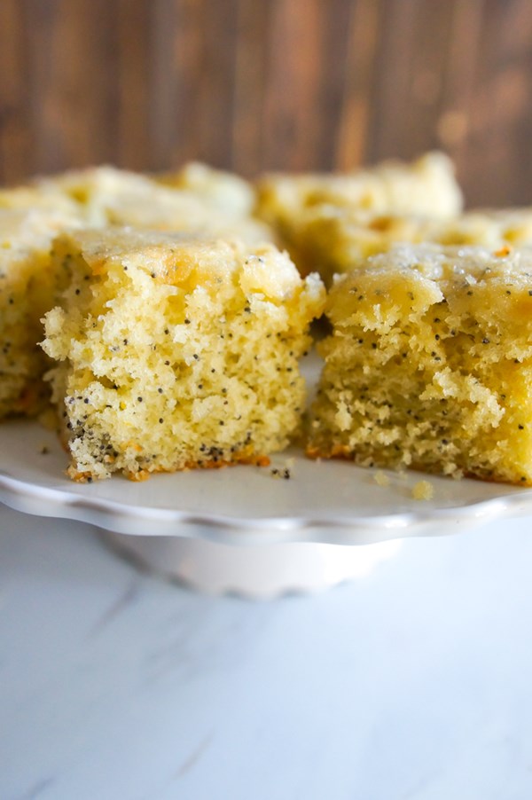 Lemon poppy seed traybake 