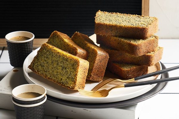 Lemon poppyseed cake