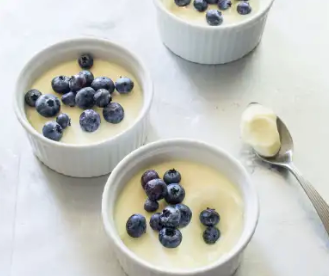 Lemon posset with berries 
