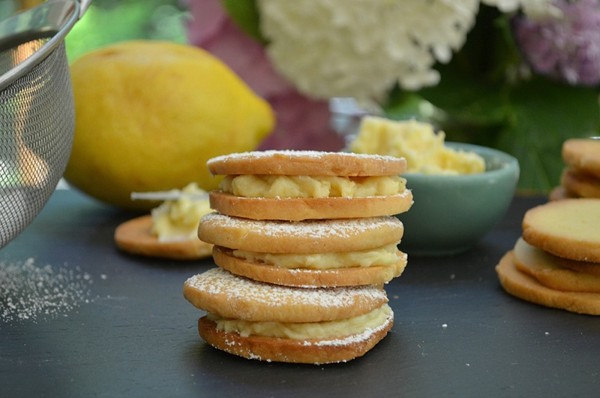 Lemon sandwich cookies