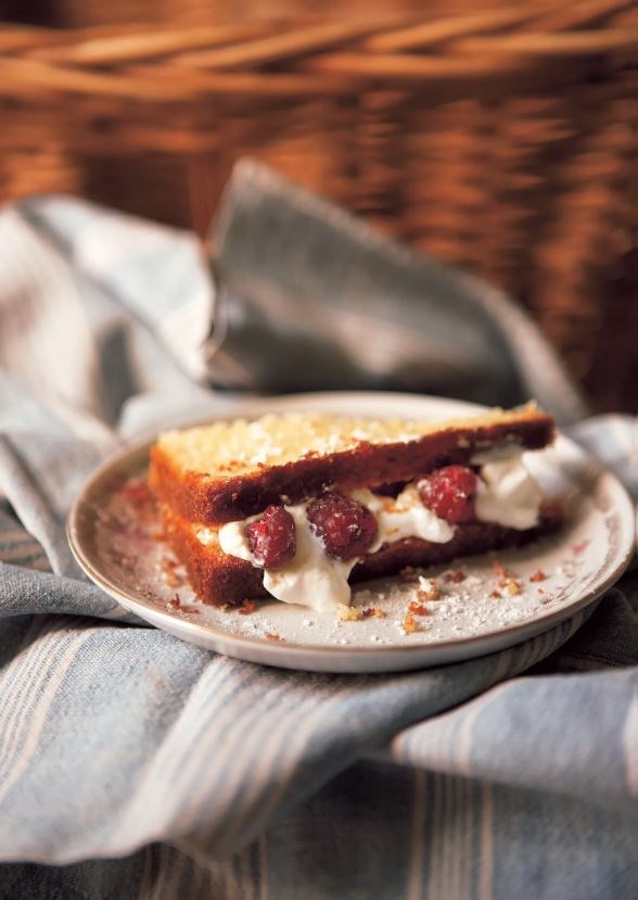 Lemon sandwiches with raspberries and cream