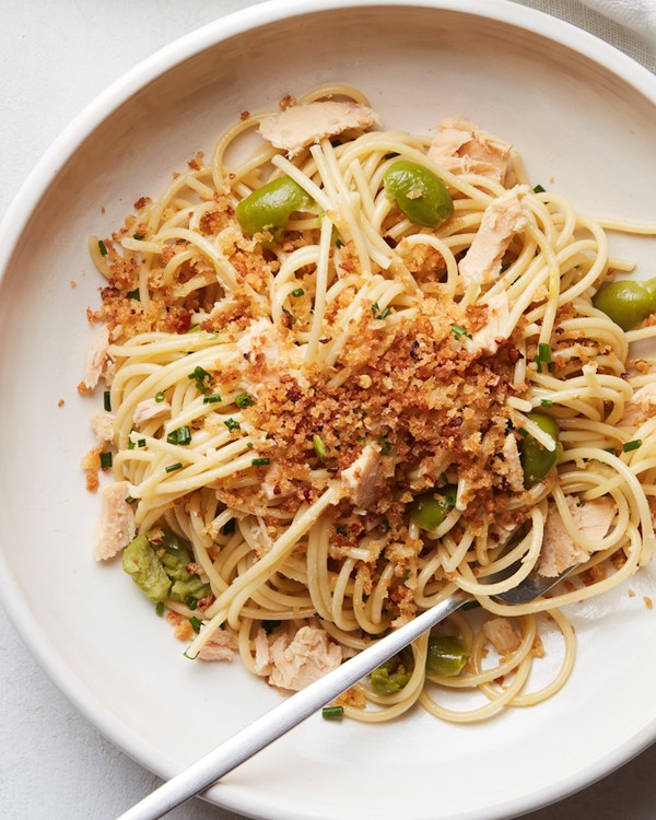 Lemon spaghetti with tuna and breadcrumbs