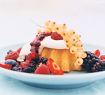 Lemon sun cakes with berries and cream