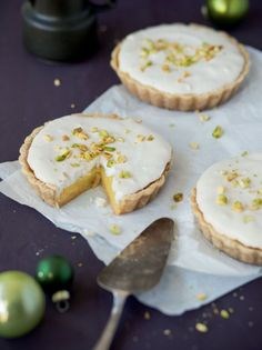 Lemon tartlets with pistachio meringue