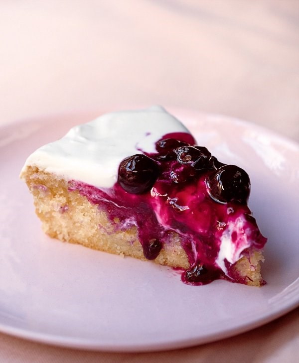 Lemon tendercake with blueberry compote