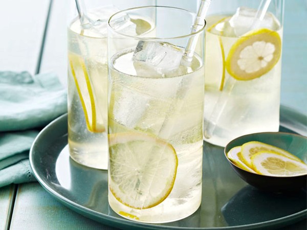 Lemon-wine spritzers