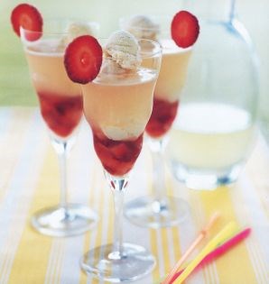 Lemonade-strawberry floats with mascarpone ice cream