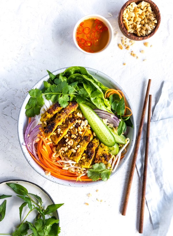 Lemongrass and turmeric chicken salad bowl