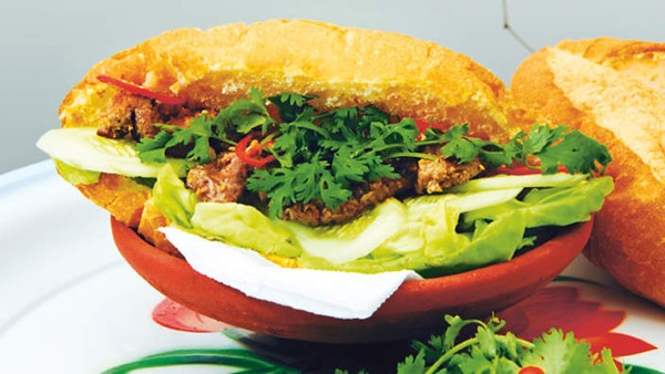 Lemongrass beef skewers in baguettes (Bánh mi kep bò xiên sa)
