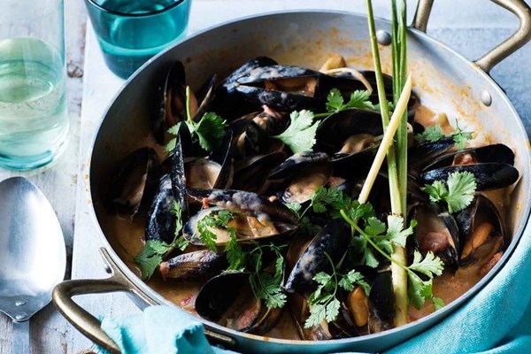 Lemongrass, coriander & chervil mussels