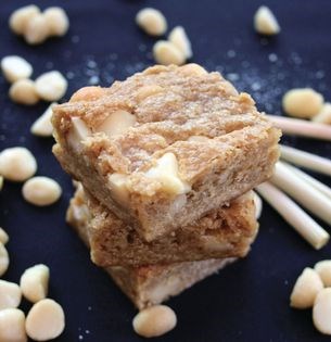 Lemongrass mac-nut blondies