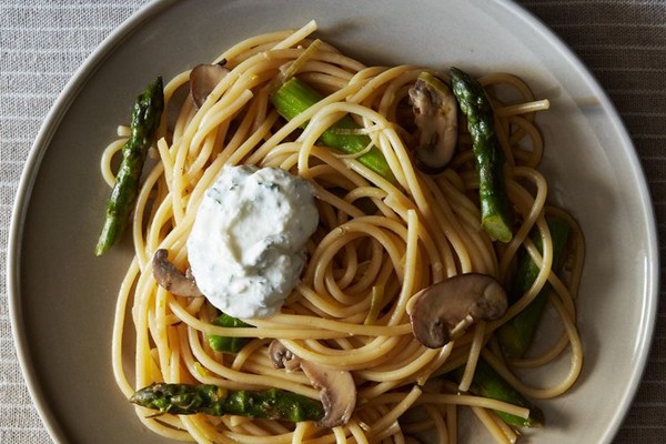 Lemony asparagus pasta with mushrooms and herbed ricotta