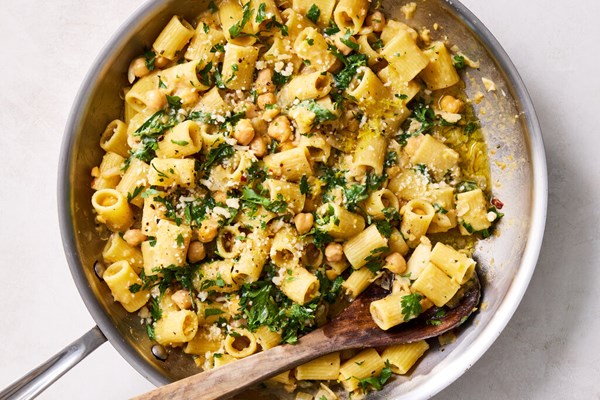 Lemony pasta with chickpeas and parsley (Pasta con ceci)