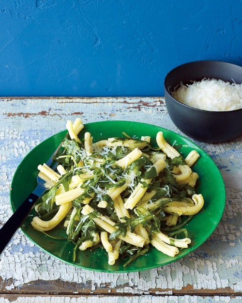 Lemony pasta with wilted arugula