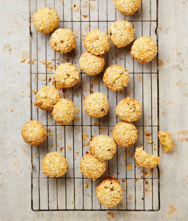 Lemony semolina and almond cookies
