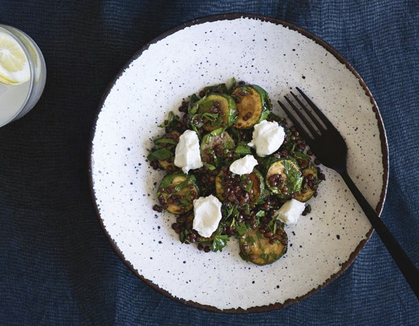 Lentil & zucchini salad with buffalo cheese