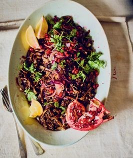Lentil and pasta stew with tamarind and pomegranate (Horak osbao)