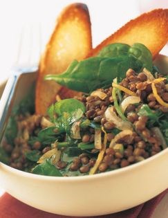 Lentil and spinach salad with onion, cumin and garlic