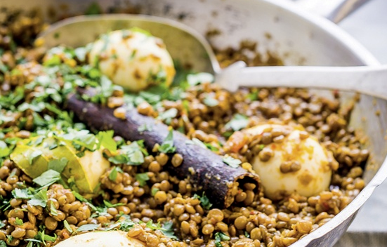 Lentil curry with eggs