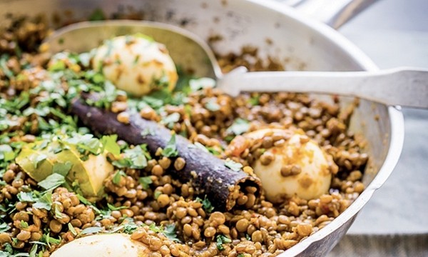 Lentil curry with eggs