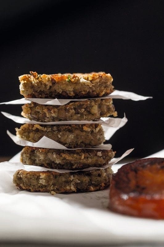 Lentil rissoles with fried tomatoes