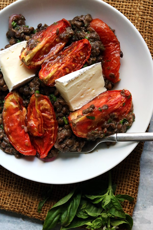 Lentil salad with caramelized tomatoes and Brie