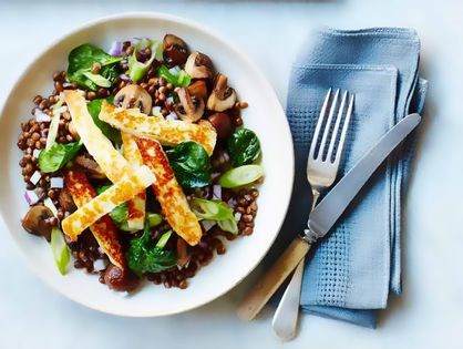 Lentil salad with halloumi, mushrooms and spinach