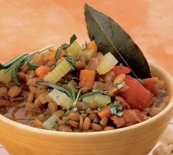 Lentil soup with tomatoes and bacon