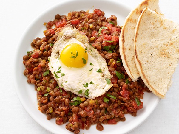 Lentils with fried eggs