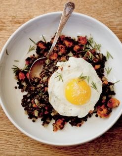 Lentils with roasted cherry tomatoes and sunny-side-up eggs