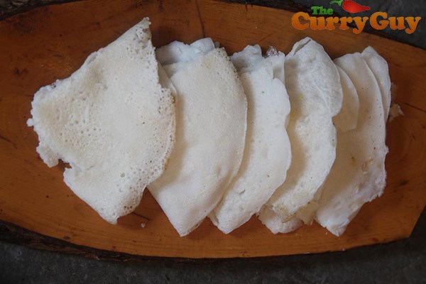 Light rice pancakes (Neer dosas)