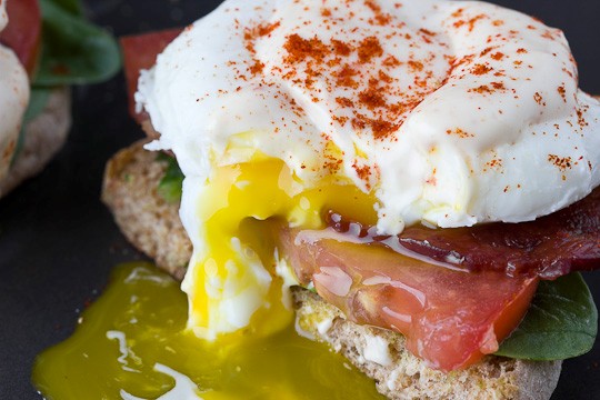 Lighter eggs Benedict with mock hollandaise sauce