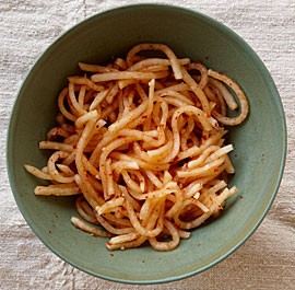 Lightly pickled radish (Mu saengchae)