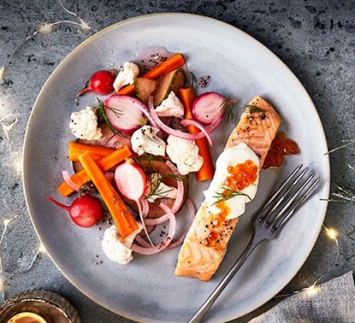 Lightly smoked salmon fillets with dill-pickled vegetables, crème fraîche & salmon roe