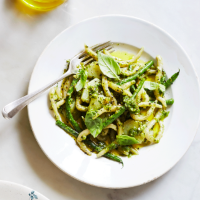 Ligurian trofie with potatoes, green beans and pesto
