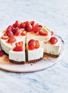 Lime cheesecake with strawberries