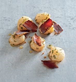 Lime-marinated scallops with kangaroo pastirma (Kangurmali tarak)