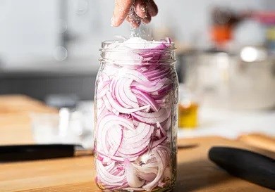Lime-pickled onions (Cebollas encurtidas) [Julian Hensarling]