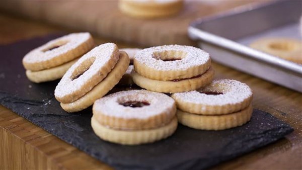 Lime-scented Linzer cookies