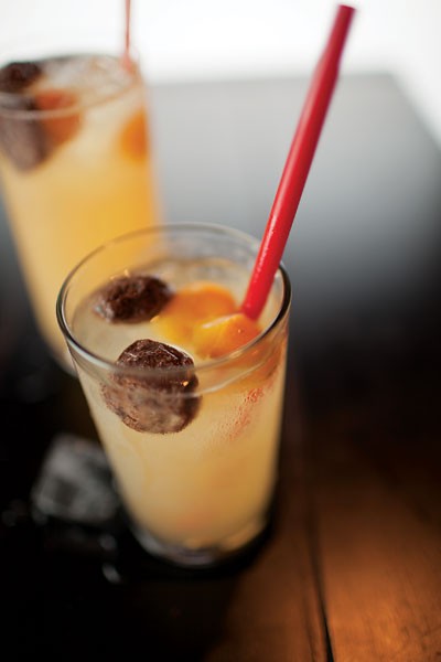 Limequat drink with honey and sour plums (Jin ju nin meng)