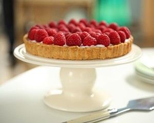 Lingonberry and raspberry mazarin tart