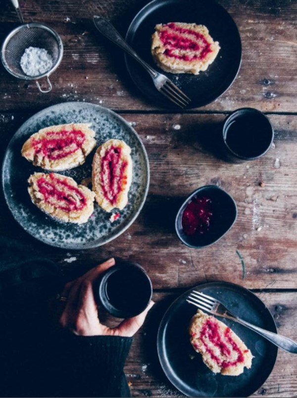 Lingonberry roll cake (Rulltårta med lingon)