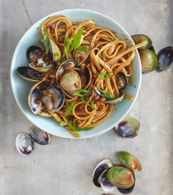 Linguine and clams with Sichuan flavors