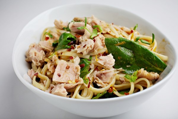 Linguine and tuna with spicy orange sauce