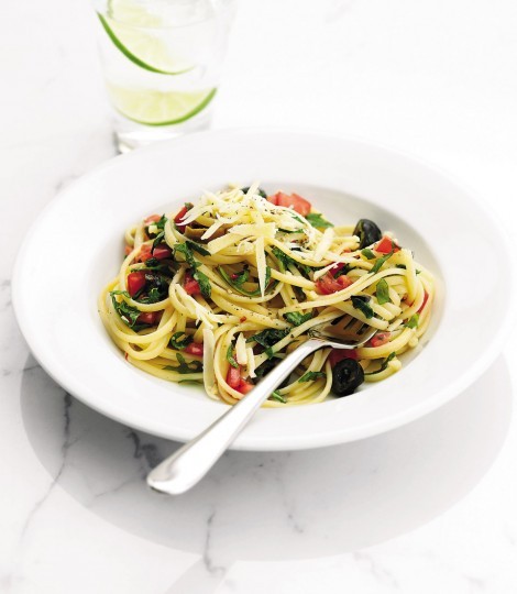 Linguine with a fresh tomato and olive sauce