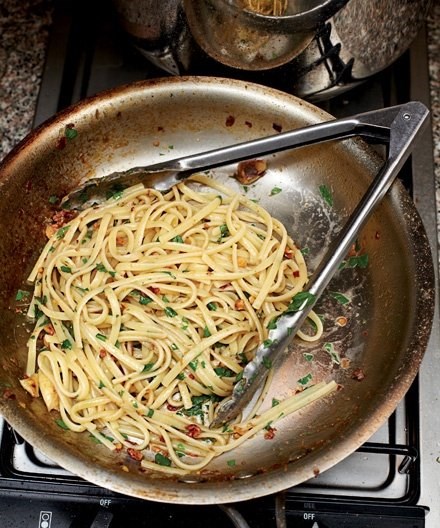 Linguine with anchovies, parsley and walnuts