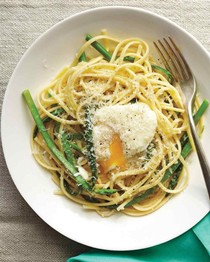 Linguine with asparagus and egg