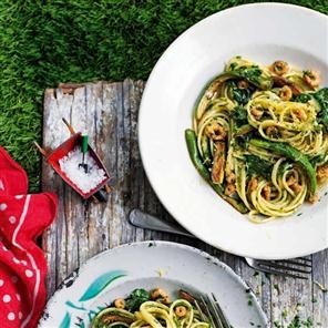 Linguine with buttered baby spinach, courgettes and brown shrimp