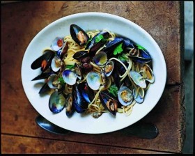 Linguine with clams and mussels (Linguine vongole e cozze)